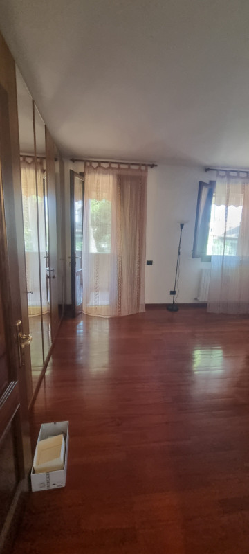 RIF. CA3001 - TEL. 049626977 Proponiamo in affitto un elegante appartamento quadrilocale di circa...
