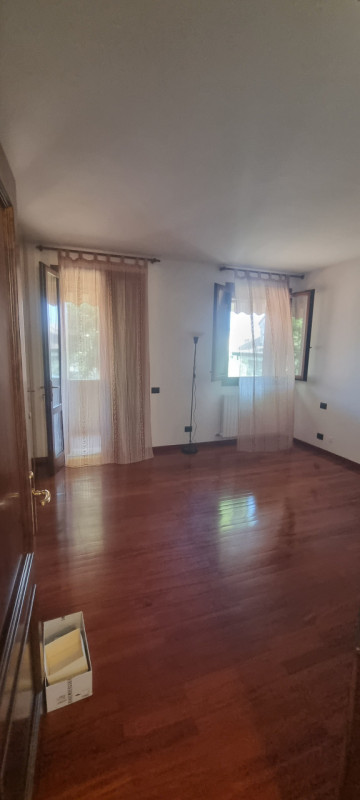 RIF. CA3001 - TEL. 049626977 Proponiamo in affitto un elegante appartamento quadrilocale di circa...