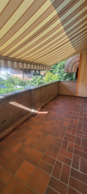 RIF. CA3001 - TEL. 049626977 Proponiamo in affitto un elegante appartamento quadrilocale di circa...