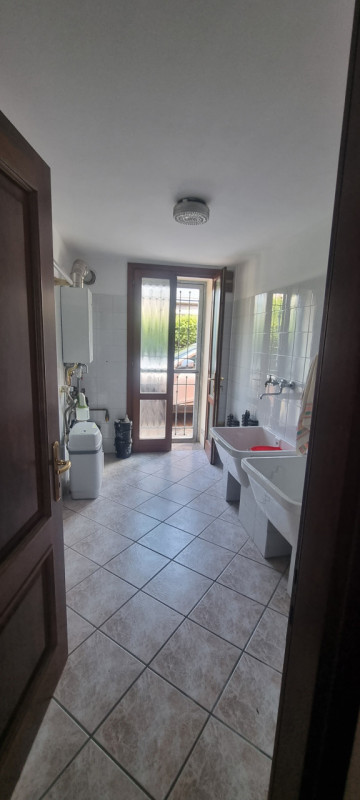 RIF. CA3001 - TEL. 049626977 Proponiamo in affitto un elegante appartamento quadrilocale di circa...