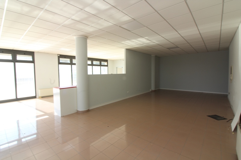 Proponiamo in affitto un ampio negozio o ufficio di circa 290 mq calpestabili, situato a pochi pa...