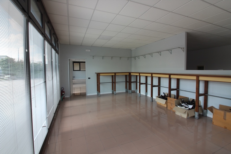Proponiamo in affitto un ampio negozio o ufficio di circa 290 mq calpestabili, situato a pochi pa...