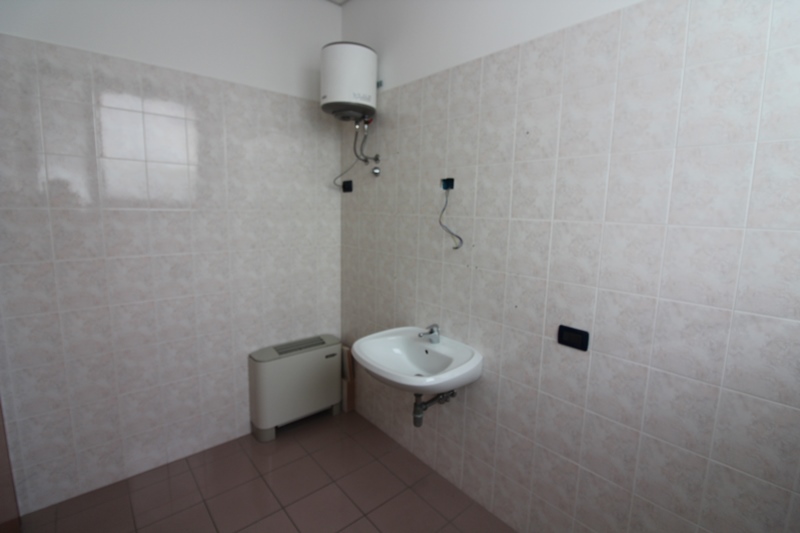 Proponiamo in affitto un ampio negozio o ufficio di circa 290 mq calpestabili, situato a pochi pa...