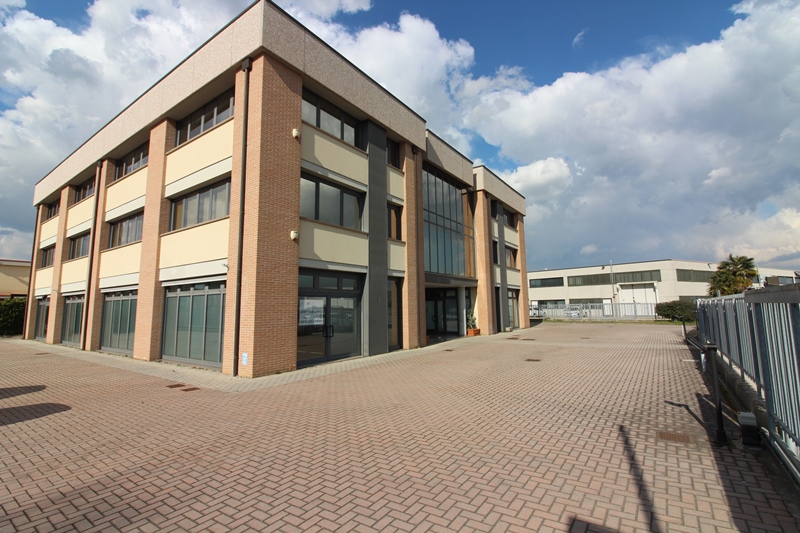 Proponiamo in affitto un ampio negozio o ufficio di circa 290 mq calpestabili, situato a pochi pa...