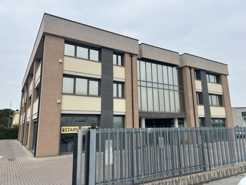 Proponiamo in affitto un ampio negozio o ufficio di circa 290 mq calpestabili, situato a pochi pa...