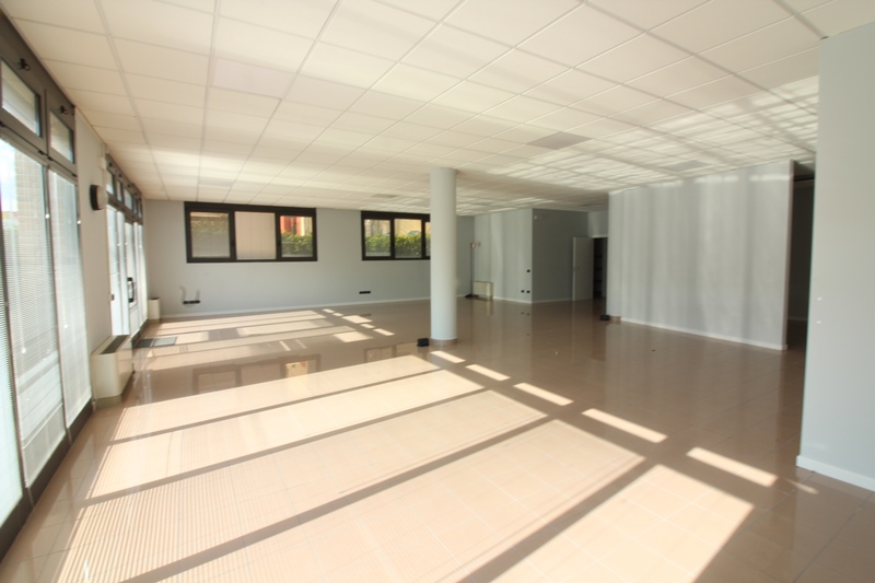 Proponiamo in vendita un ampio negozio/ufficio di circa 290 calpestabili, situato a pochi passi d...