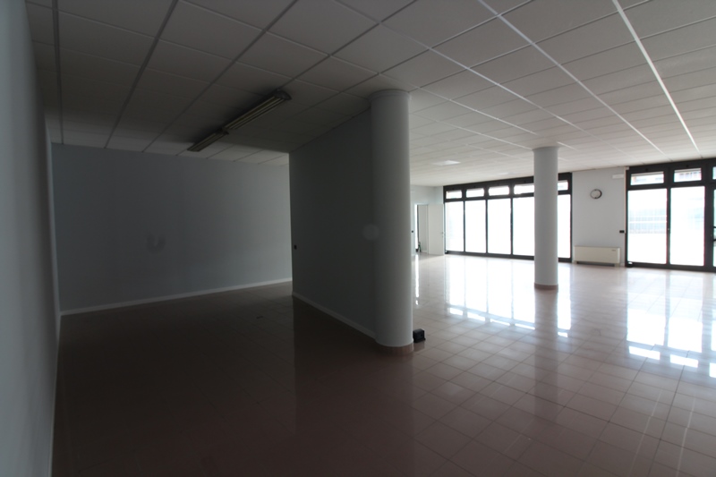Proponiamo in vendita un ampio negozio/ufficio di circa 290 calpestabili, situato a pochi passi d...