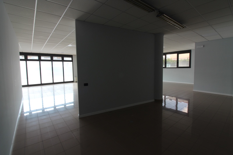 Proponiamo in vendita un ampio negozio/ufficio di circa 290 calpestabili, situato a pochi passi d...