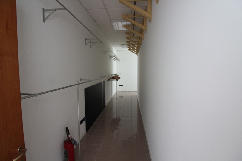 Proponiamo in vendita un ampio negozio/ufficio di circa 290 calpestabili, situato a pochi passi d...