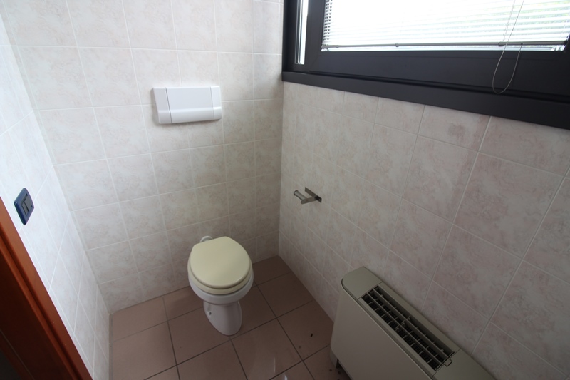 Proponiamo in vendita un ampio negozio/ufficio di circa 290 calpestabili, situato a pochi passi d...