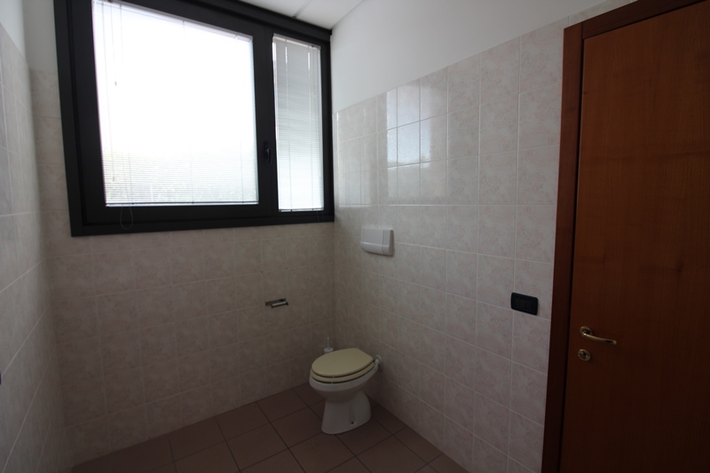 Proponiamo in vendita un ampio negozio/ufficio di circa 290 calpestabili, situato a pochi passi d...