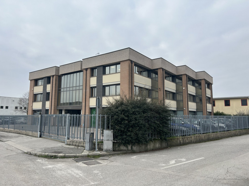 Proponiamo in vendita un ampio negozio/ufficio di circa 290 calpestabili, situato a pochi passi d...