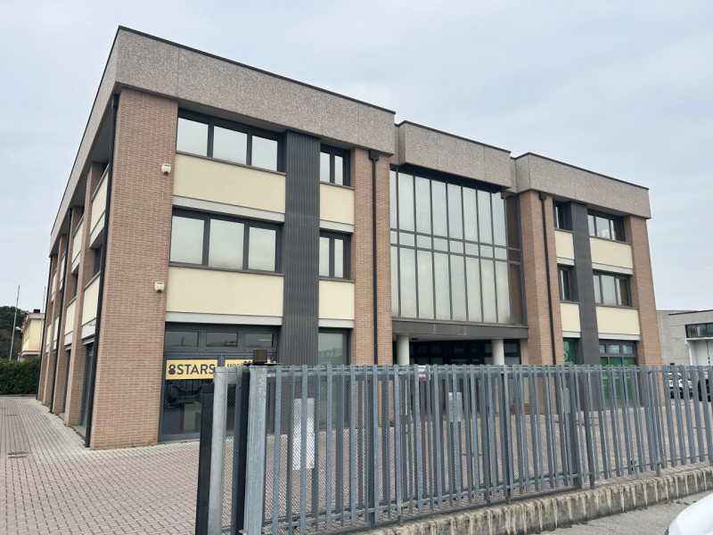 Proponiamo in vendita un ampio negozio/ufficio di circa 290 calpestabili, situato a pochi passi d...