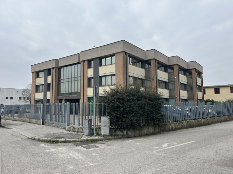 Proponiamo in vendita un ampio negozio/ufficio di circa 290 calpestabili, situato a pochi passi d...