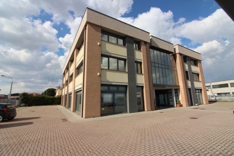 Proponiamo in vendita un ampio negozio/ufficio di circa 290 calpestabili, situato a pochi passi d...