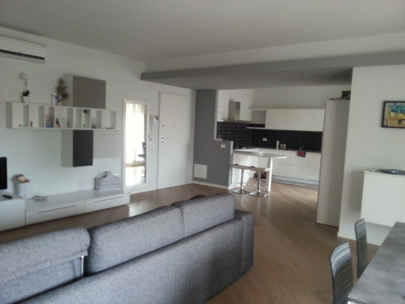 Comodo al centro storico nuovo trilocale composto da: ampia zona giorno con affaccio su un terraz...