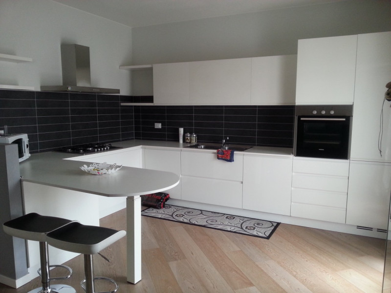 Comodo al centro storico nuovo trilocale composto da: ampia zona giorno con affaccio su un terraz...