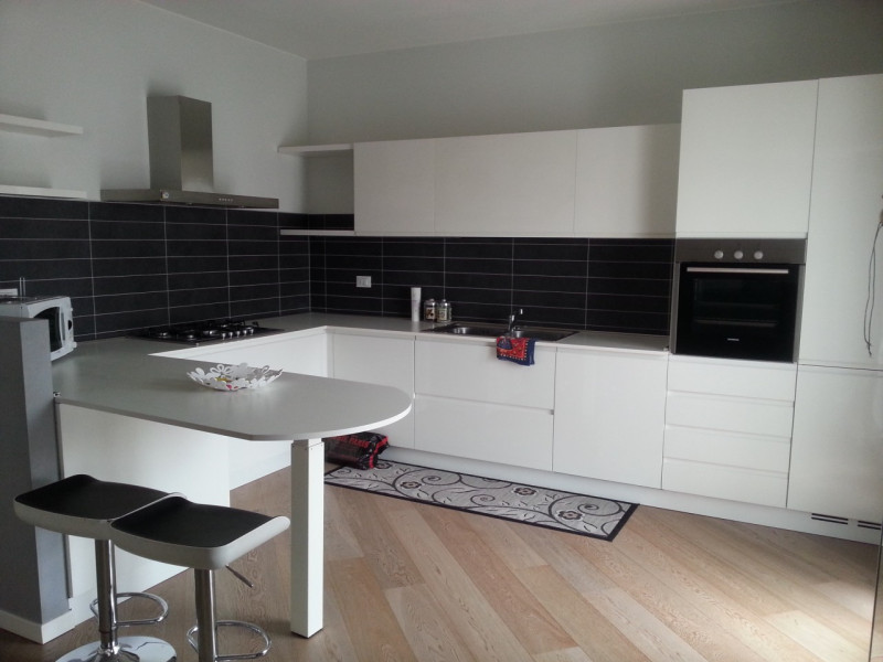 Comodo al centro storico nuovo trilocale composto da: ampia zona giorno con affaccio su un terraz...