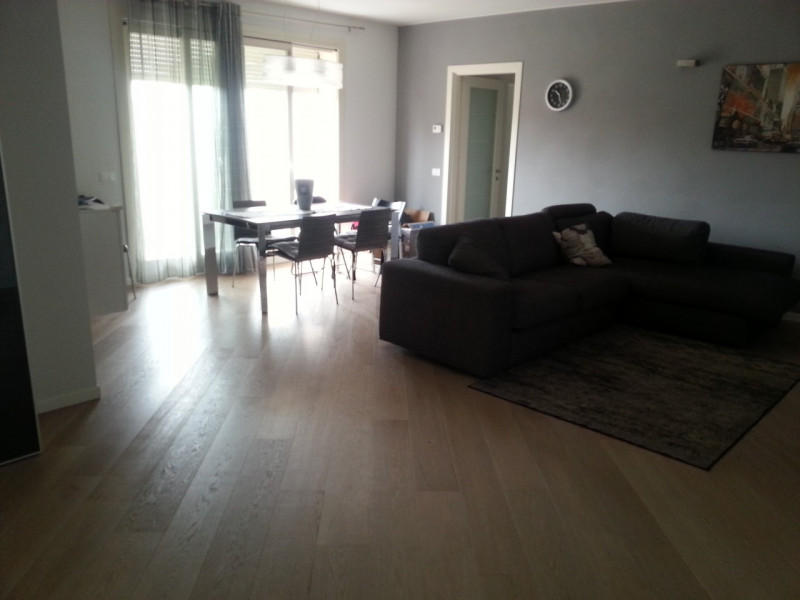 Comodo al centro storico nuovo trilocale composto da: ampia zona giorno con affaccio su un terraz...