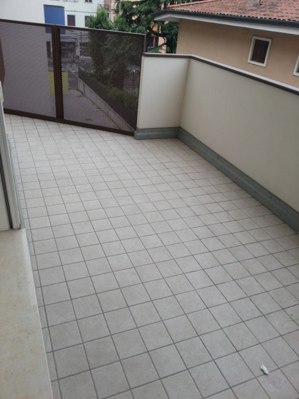 Comodo al centro storico nuovo trilocale composto da: ampia zona giorno con affaccio su un terraz...