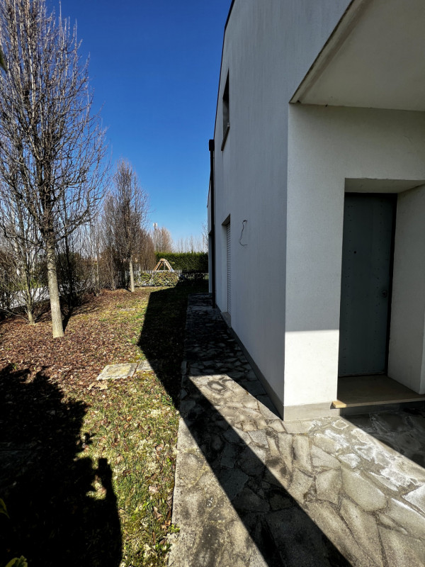 CASA SINGOLA ACCOSTATA
SAN CARLO  PLEBISCITO  fine via Cardinal Callegari, zona verde, comoda all...