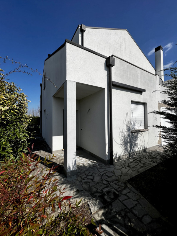 CASA SINGOLA ACCOSTATA
SAN CARLO  PLEBISCITO  fine via Cardinal Callegari, zona verde, comoda all...