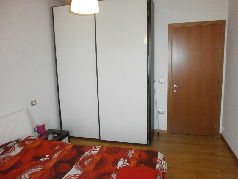 In elegante e recente palazzina, ampio BICAMERE ARREDATO composto da spaziosa zona giorno con imp...