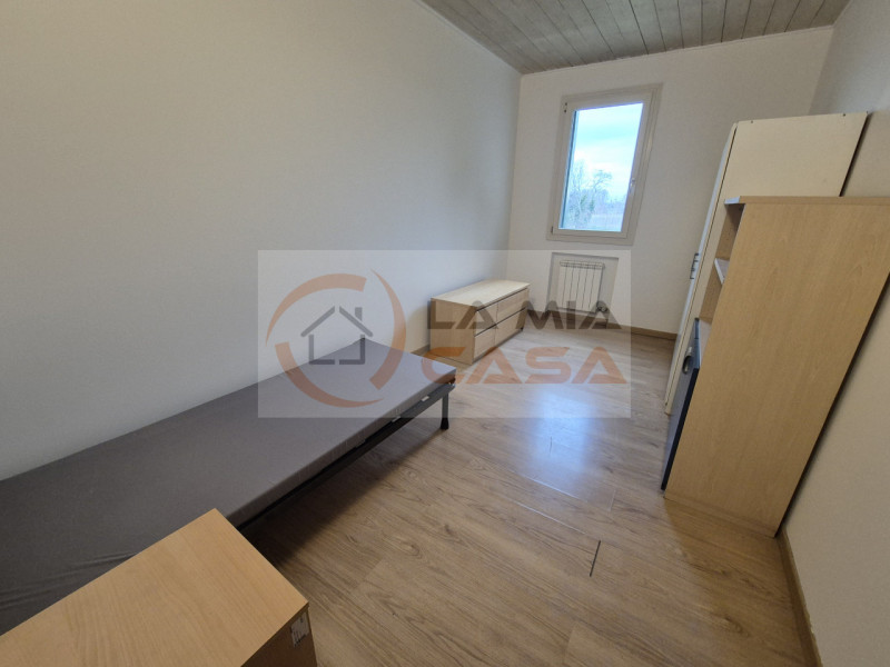 LEGNARO - Abitazione indipendente dagli ampi spazi interni sita a circa 3 km di distanza dall'Uni...