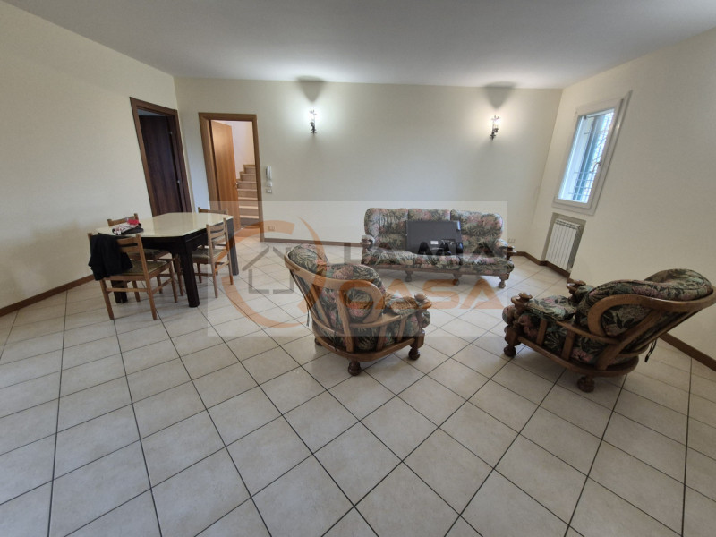 LEGNARO - Abitazione indipendente dagli ampi spazi interni sita a circa 3 km di distanza dall'Uni...