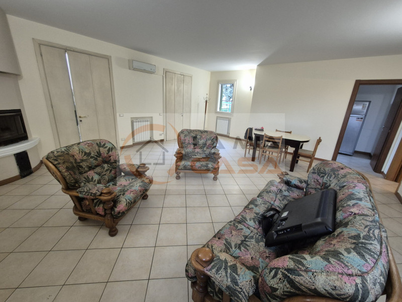 LEGNARO - Abitazione indipendente dagli ampi spazi interni sita a circa 3 km di distanza dall'Uni...