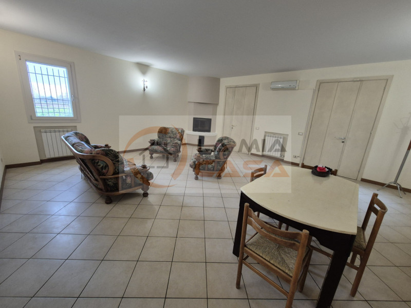 LEGNARO - Abitazione indipendente dagli ampi spazi interni sita a circa 3 km di distanza dall'Uni...