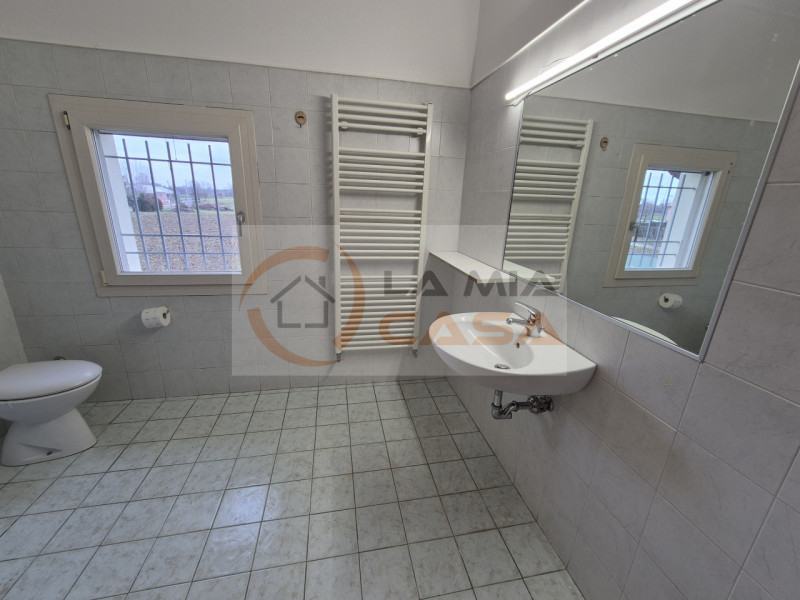 LEGNARO - Abitazione indipendente dagli ampi spazi interni sita a circa 3 km di distanza dall'Uni...