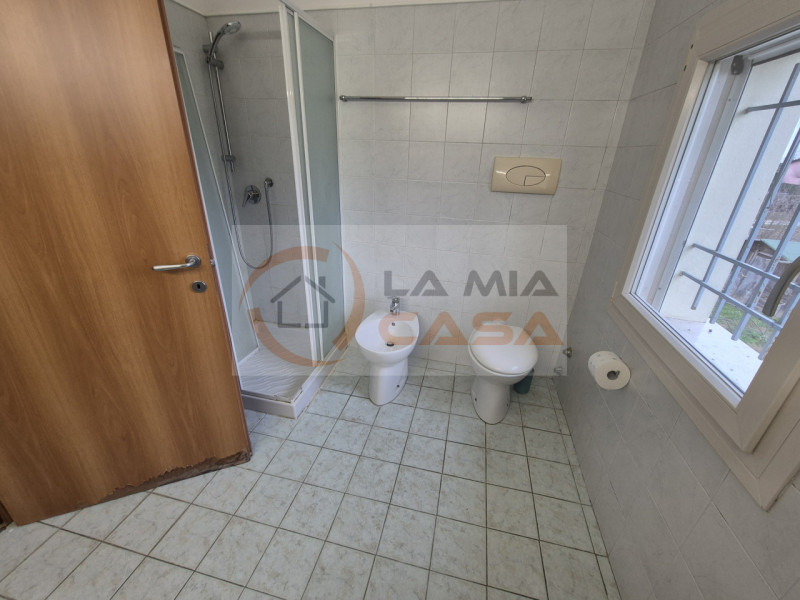 LEGNARO - Abitazione indipendente dagli ampi spazi interni sita a circa 3 km di distanza dall'Uni...