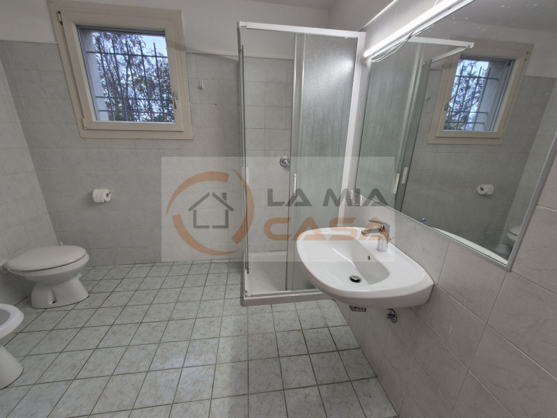 LEGNARO - Abitazione indipendente dagli ampi spazi interni sita a circa 3 km di distanza dall'Uni...