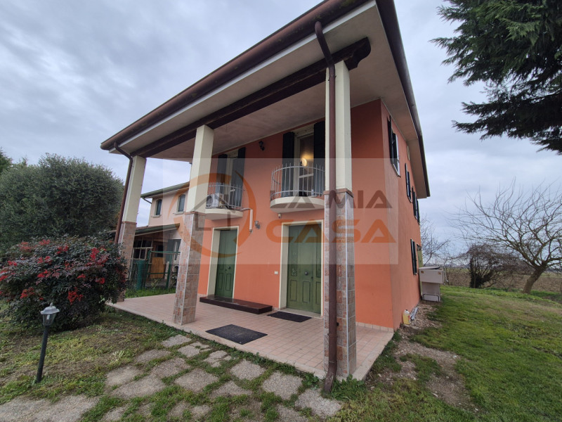 LEGNARO - Abitazione indipendente dagli ampi spazi interni sita a circa 3 km di distanza dall'Uni...