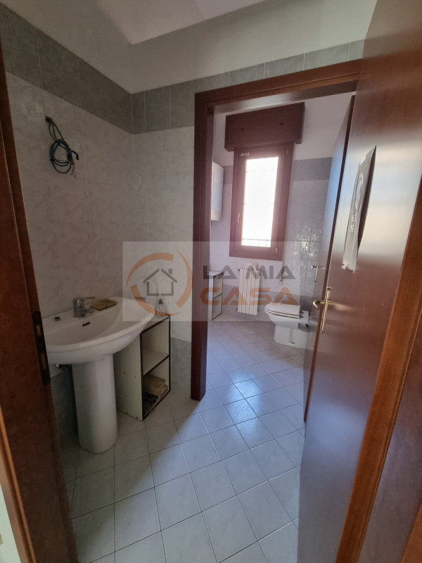 Scopri questa opportunità imperdibile nel cuore di Legnaro! Ti proponiamo un ufficio in affitto d...