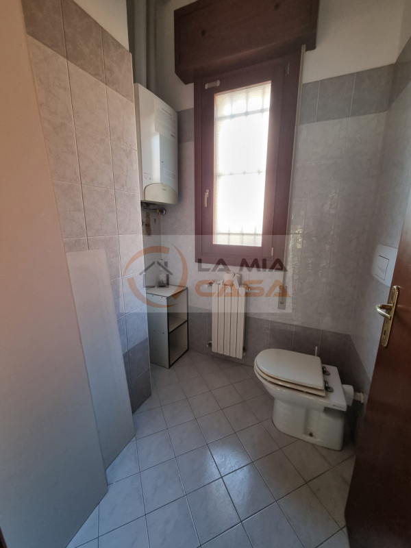 Scopri questa opportunità imperdibile nel cuore di Legnaro! Ti proponiamo un ufficio in affitto d...