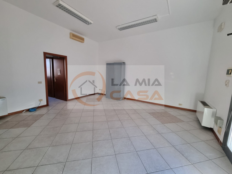 Scopri questa opportunità imperdibile nel cuore di Legnaro! Ti proponiamo un ufficio in affitto d...