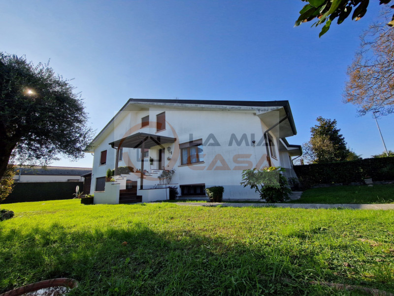 Scopri questa magnifica bifamiliare situata nel cuore di Legnaro, ideale per chi cerca un equilib...