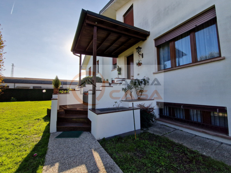 Scopri questa magnifica bifamiliare situata nel cuore di Legnaro, ideale per chi cerca un equilib...