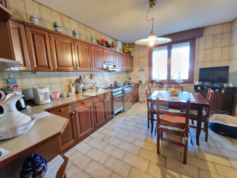 Scopri questa magnifica bifamiliare situata nel cuore di Legnaro, ideale per chi cerca un equilib...