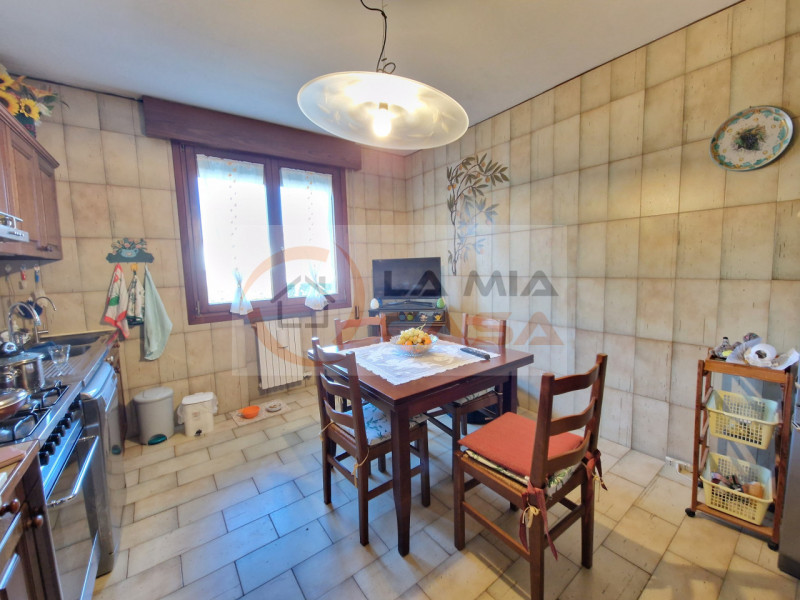 Scopri questa magnifica bifamiliare situata nel cuore di Legnaro, ideale per chi cerca un equilib...