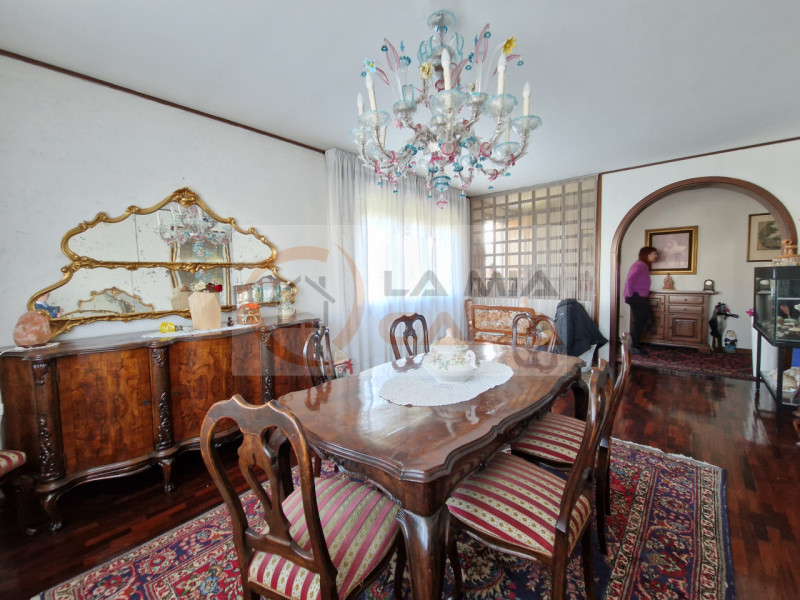 Scopri questa magnifica bifamiliare situata nel cuore di Legnaro, ideale per chi cerca un equilib...