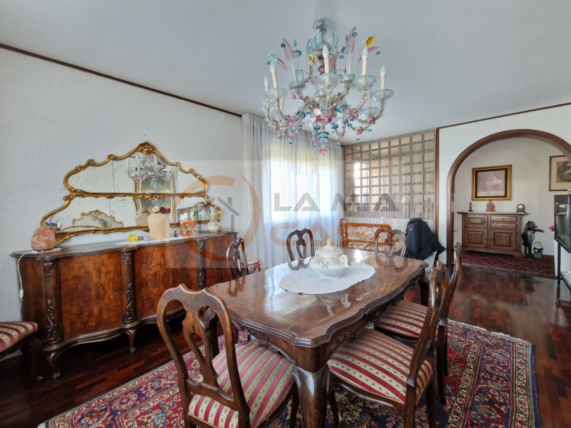 Scopri questa magnifica bifamiliare situata nel cuore di Legnaro, ideale per chi cerca un equilib...