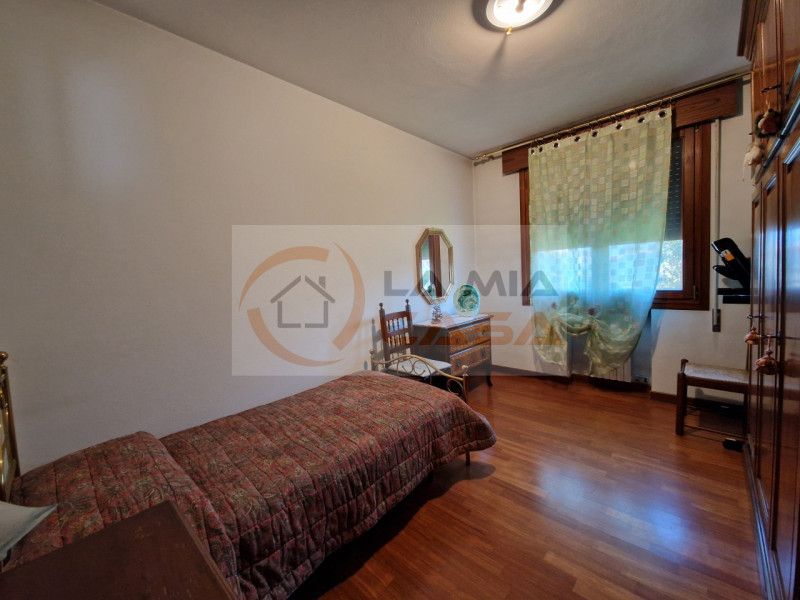 Scopri questa magnifica bifamiliare situata nel cuore di Legnaro, ideale per chi cerca un equilib...