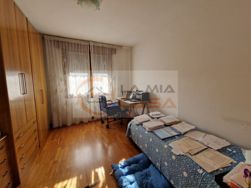 Scopri questa magnifica bifamiliare situata nel cuore di Legnaro, ideale per chi cerca un equilib...