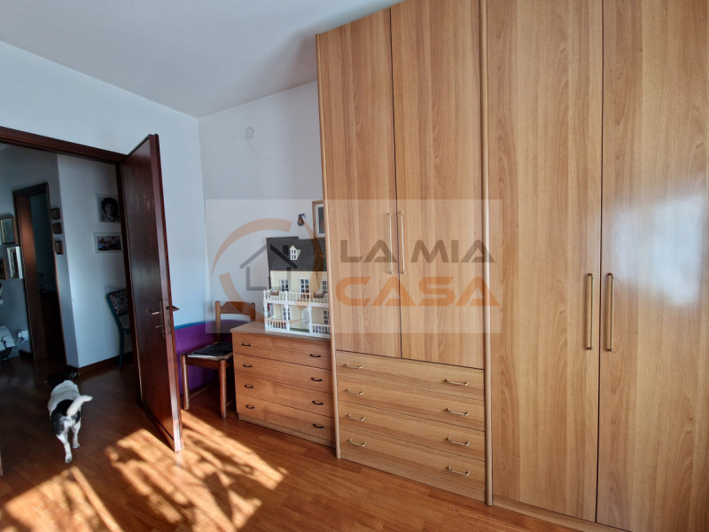 Scopri questa magnifica bifamiliare situata nel cuore di Legnaro, ideale per chi cerca un equilib...