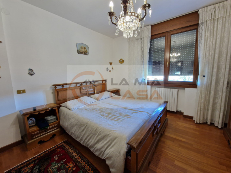 Scopri questa magnifica bifamiliare situata nel cuore di Legnaro, ideale per chi cerca un equilib...