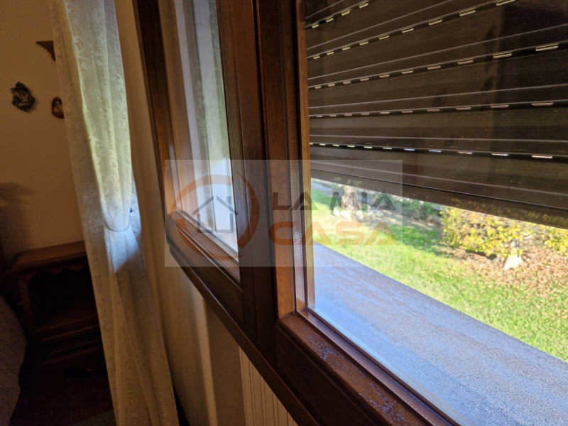 Scopri questa magnifica bifamiliare situata nel cuore di Legnaro, ideale per chi cerca un equilib...