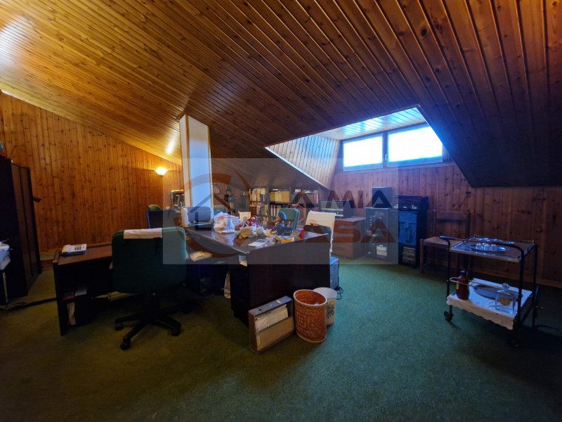 Scopri questa magnifica bifamiliare situata nel cuore di Legnaro, ideale per chi cerca un equilib...